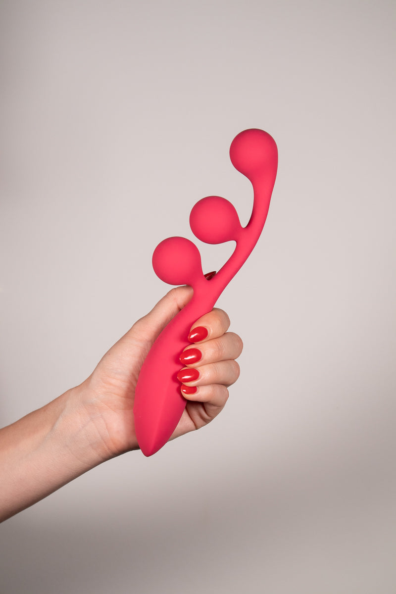 satisfyer tri ball held in hand 